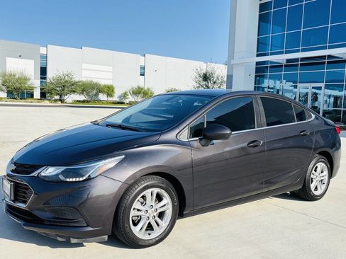 Used 2017 Chevrolet Cruze LT image 1