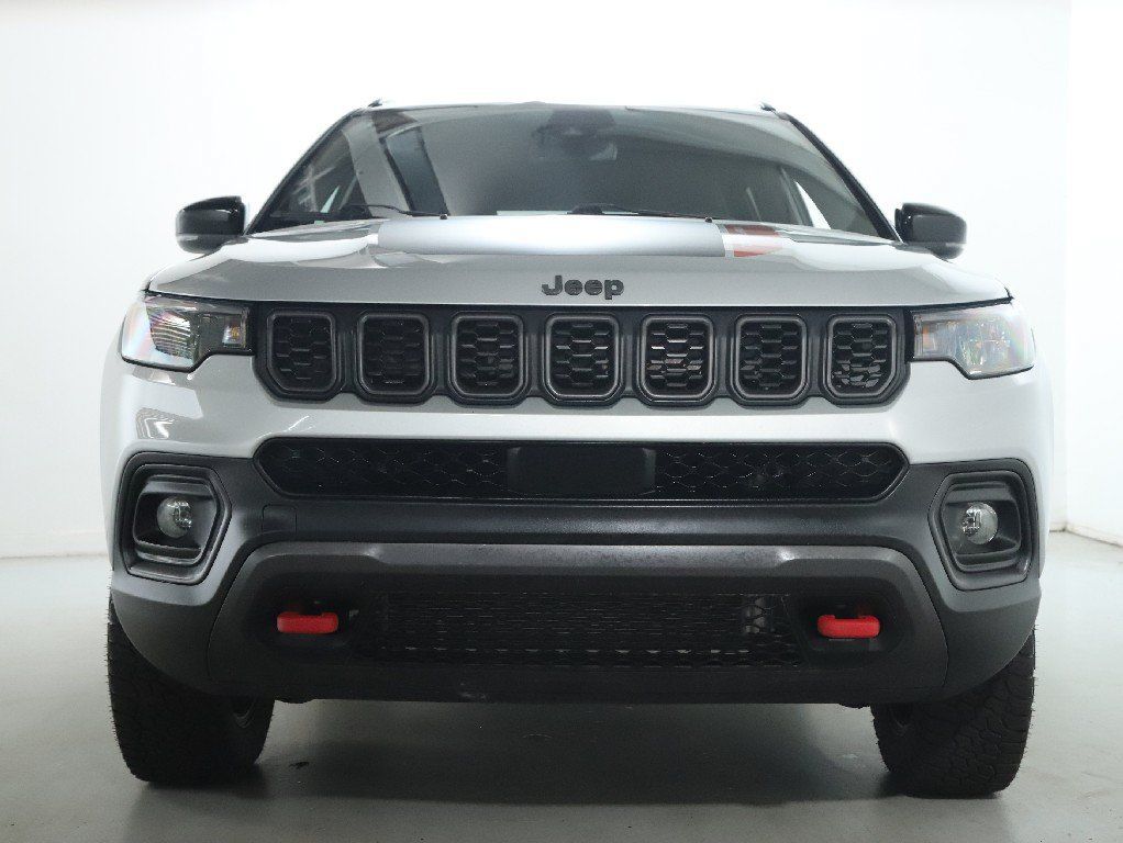 Used 2025 Jeep Compass Trailhawk AWD/4WD image 5
