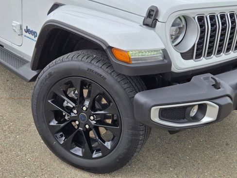 Used 2025 Jeep Wrangler Unlimited Sahara AWD/4WD image 9