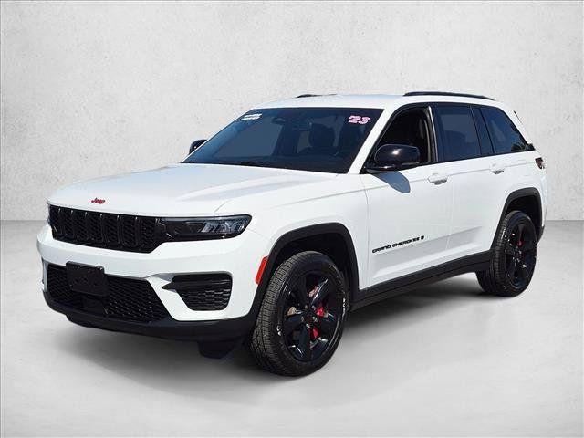 Used 2023 Jeep Grand Cherokee Altitude AWD/4WD image 4
