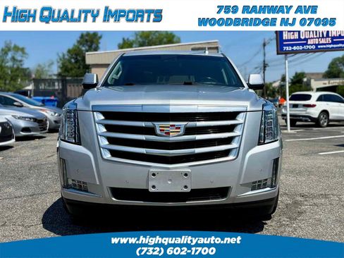 Used 2018 Cadillac Escalade Luxury AWD/4WD image 2