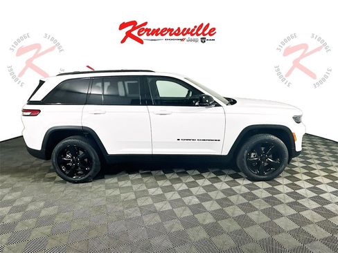 New 2025 Jeep Grand Cherokee Limited w/ Black Appearance Package image 8