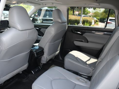 Used 2025 Toyota Highlander XLE AWD/4WD image 16