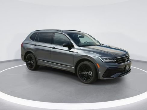 Used 2024 Volkswagen Tiguan SE R-Line AWD/4WD image 3