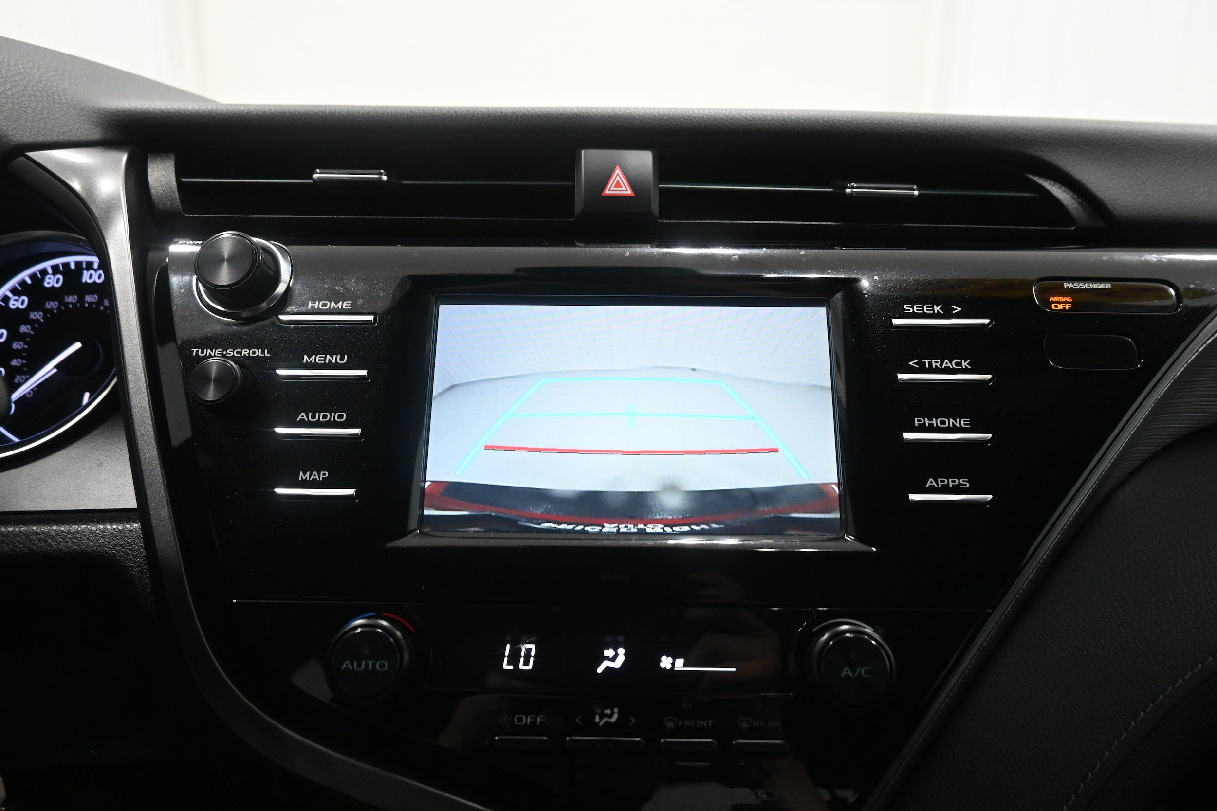 Used 2019 Toyota Camry SE FWD image 17