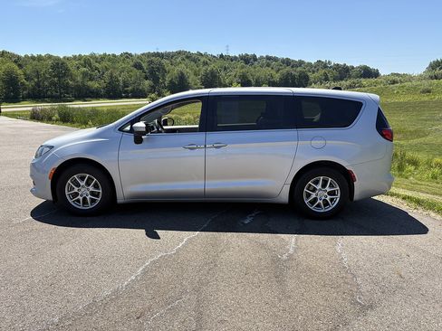 Used 2023 Chrysler Voyager LX FWD image 2