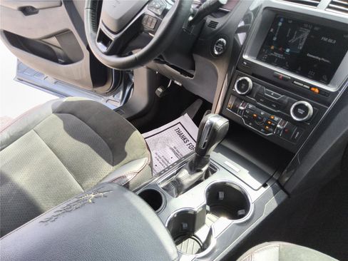 Used 2018 Ford Explorer XLT w/ Equipment Group 202A FWD image 29