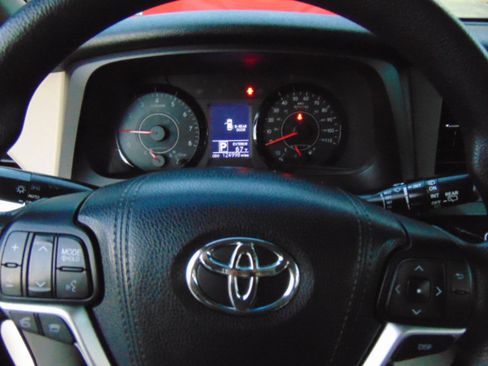 Used 2016 Toyota Sienna LE image 25