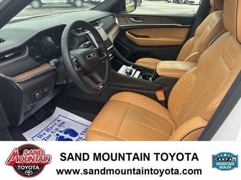 Used 2024 Jeep Grand Cherokee L Summit w/ Luxury Tech Group V image 14