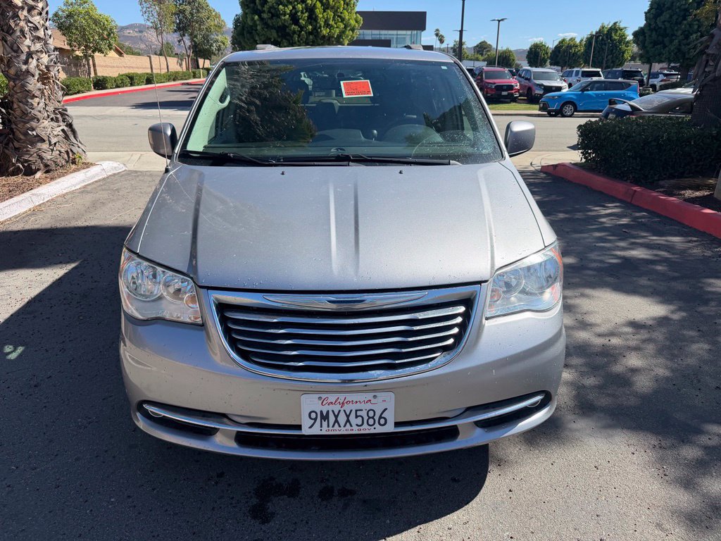 Used 2016 Chrysler Town & Country Touring FWD image 3
