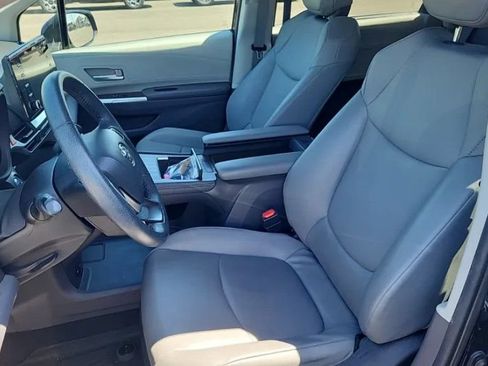 Used 2022 Toyota Sienna XLE AWD/4WD image 2