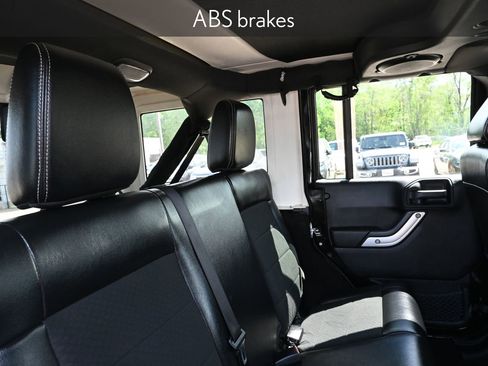 Used 2012 Jeep Wrangler Unlimited Rubicon image 27