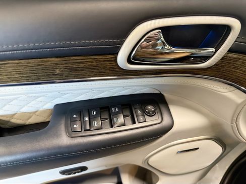 Used 2018 Jeep Grand Cherokee Summit AWD/4WD image 15