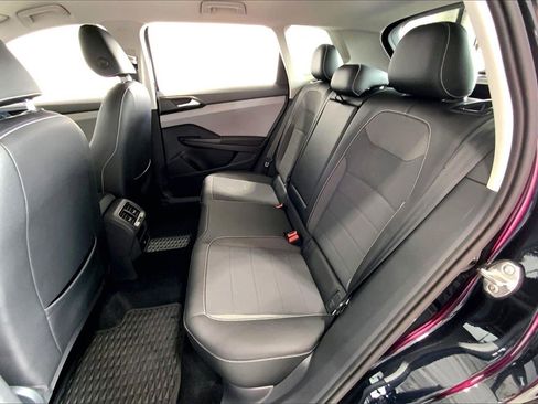 Used 2022 Volkswagen Taos SE image 19