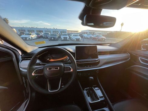 Used 2025 Jeep Compass Limited image 33