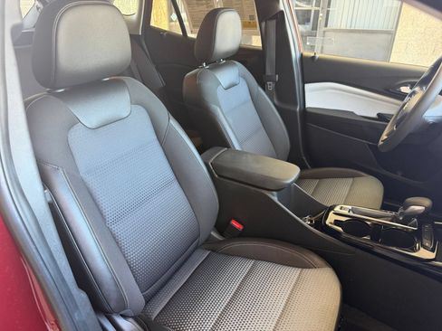 Used 2025 Chevrolet Trax LT FWD image 35