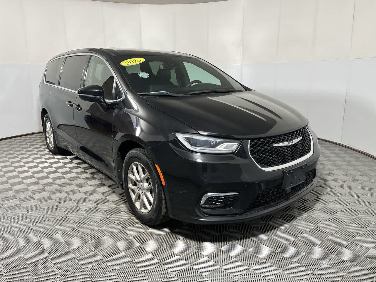 Used 2025 Chrysler Pacifica Select FWD image 2