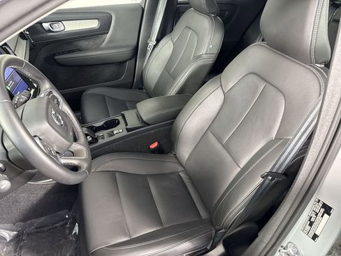 Used 2025 Volvo XC40 B5 Core image 19