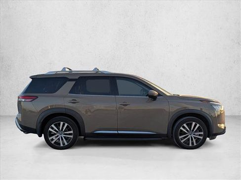 Used 2023 Nissan Pathfinder Platinum w/ Black Appearance Package AWD/4WD image 4