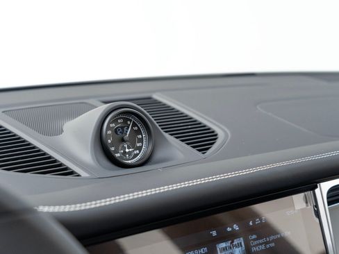 Certified 2025 Porsche Macan AWD/4WD image 24