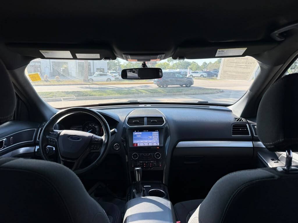 Used 2017 Ford Explorer XLT w/ Equipment Group 201A FWD image 25