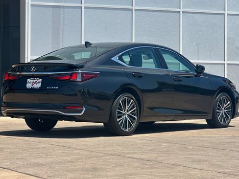 Used 2025 Lexus ES 300h w/ Premium Package FWD image 4