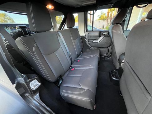 Used 2017 Jeep Wrangler Unlimited Rubicon w/ Connectivity Group AWD/4WD image 14