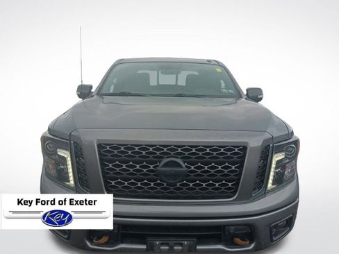Used 2018 Nissan Titan SV w/ SV Convenience Package image 3