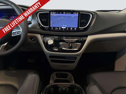 Used 2024 Chrysler Pacifica Limited FWD image 28