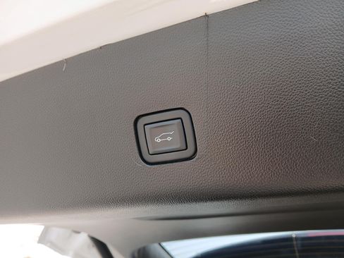 Used 2023 Chevrolet Traverse LT FWD image 19