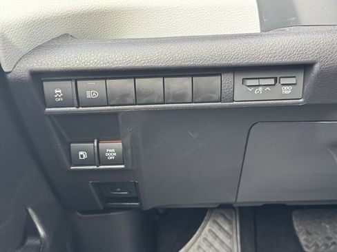 Used 2025 Toyota Sienna XLE image 33