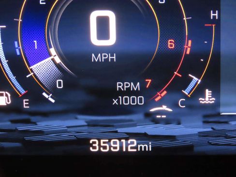 Used 2025 Chevrolet Suburban Z71 image 11