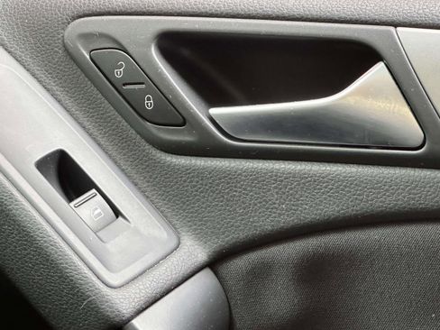 Used 2012 Volkswagen Golf 4-Door FWD image 27