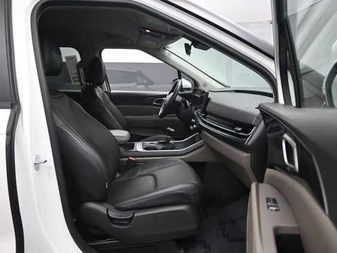 Used 2025 Kia Carnival FWD image 29