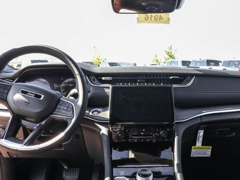 New 2025 Jeep Grand Cherokee Limited w/ Black Appearance Package image 9