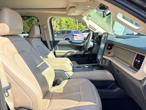 Used 2023 Ford Expedition Limited image 24