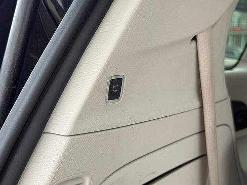 Used 2018 Chrysler Pacifica Limited w/ Tire & Wheel Group FWD image 30