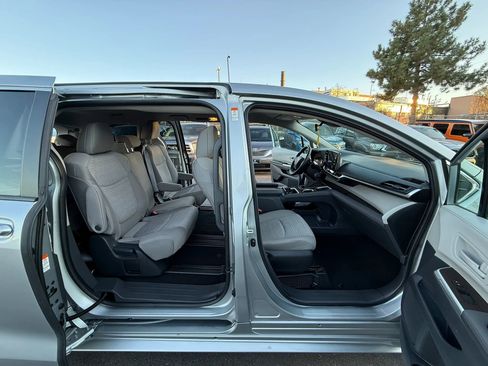 Used 2024 Toyota Sienna LE FWD image 15