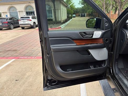 Used 2018 Lincoln Navigator Reserve w/ Technology Package AWD/4WD image 15