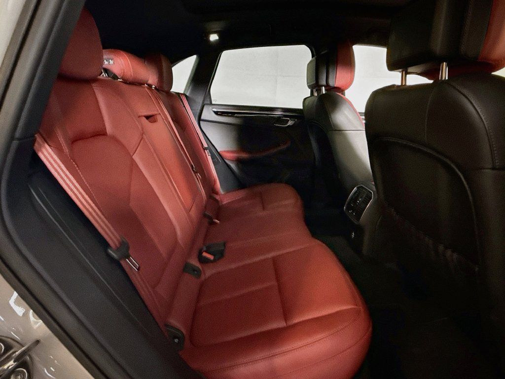 Certified 2026 Porsche Macan AWD/4WD image 19