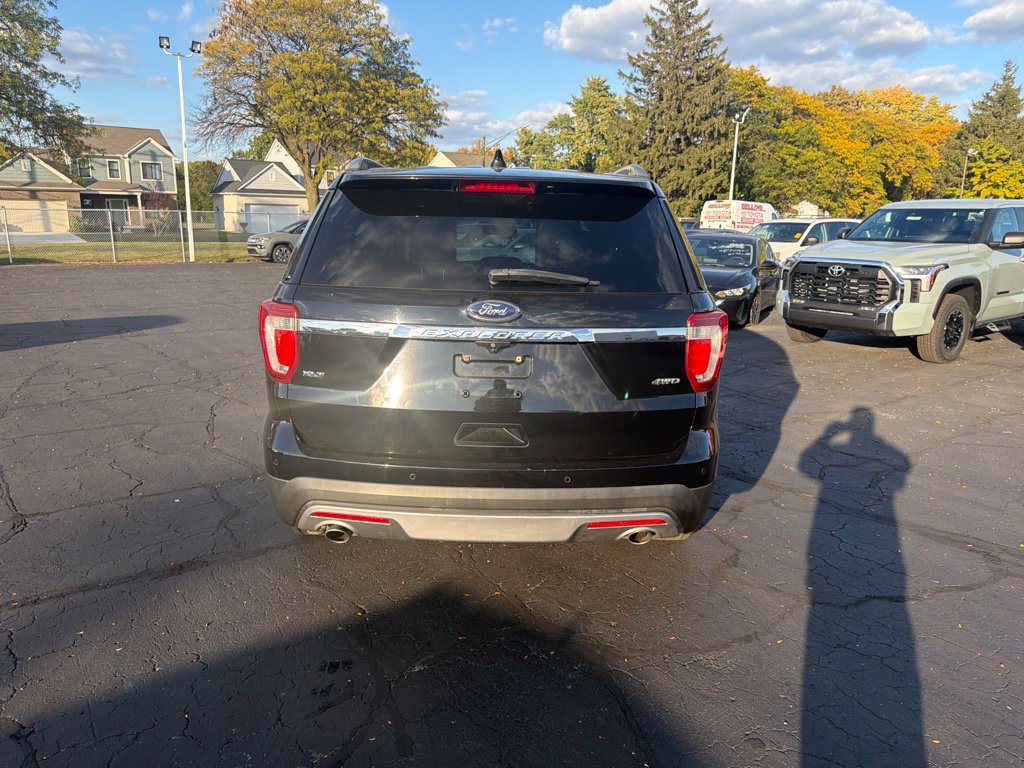 Used 2016 Ford Explorer XLT w/ Equipment Group 202A AWD/4WD image 7