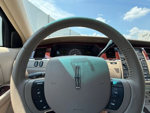 Used 2005 Lincoln Town Car Signature image 33