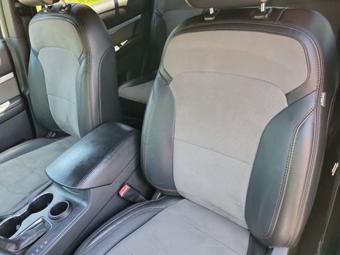 Used 2017 Ford Explorer XLT w/ Equipment Group 202A FWD image 6
