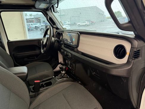 Used 2025 Jeep Gladiator Sport AWD/4WD image 13