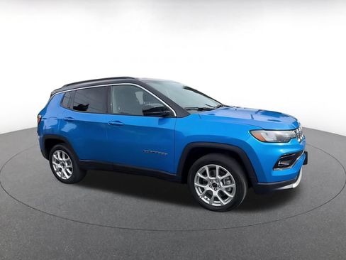 Used 2025 Jeep Compass Limited AWD/4WD image 2