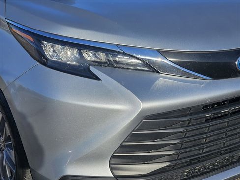 Used 2024 Toyota Sienna LE image 6