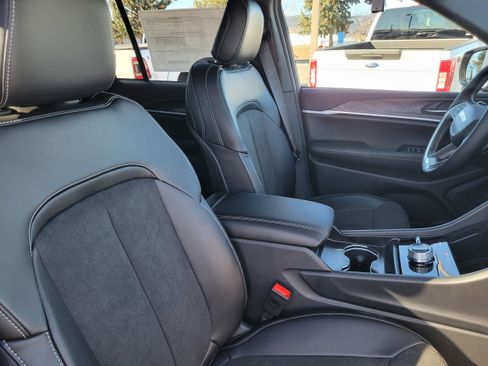 New 2026 Jeep Grand Cherokee Altitude image 21