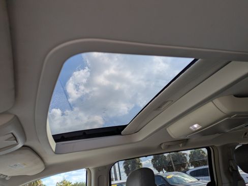 Used 2010 Volkswagen Routan SEL image 20