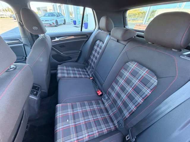 Used 2017 Volkswagen Golf 4-Door FWD image 8