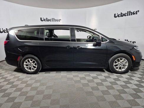 Used 2023 Chrysler Pacifica Touring-L image 8